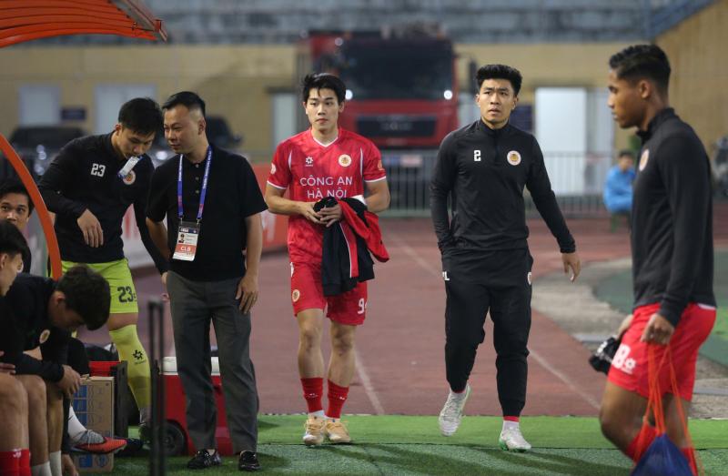 Vinh danh Đình Bắc: Vua phá lưới U23 châu Á chính thức nhận cúp tại Hàng Đẫy trước hàng nghìn khán giả- Ảnh 8.