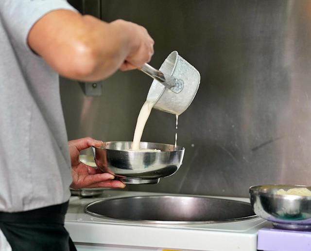 Con cái rời nhà sau kỳ nghỉ, ai biết bữa cơm lặng lẽ của cha mẹ lại là khởi đầu cho những điều này- Ảnh 2.