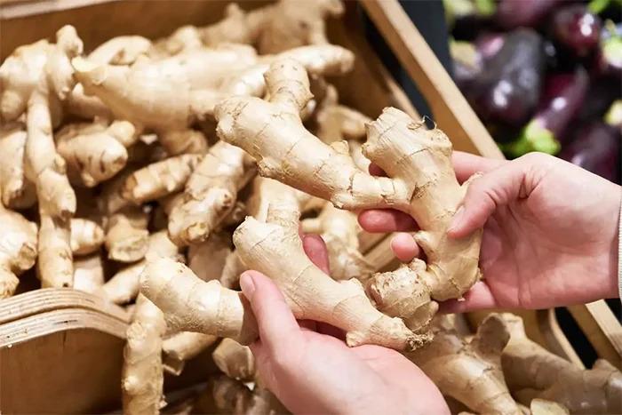 Phát hiện những người đắp 1 lát gừng tươi lên chỗ này cơ thể sẽ nhận về 4 lợi ích, miễn ĐỪNG mắc 4 sai lầm!- Ảnh 3.