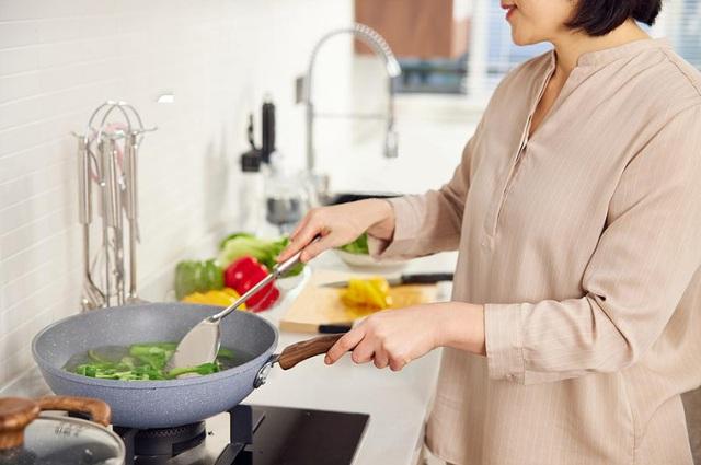 Phía sau sự mệt mỏi của phụ nữ trung niên dịp Tết là một câu chuyện "thầm kín từ bên trong" nhưng ít ai nói tới- Ảnh 4.