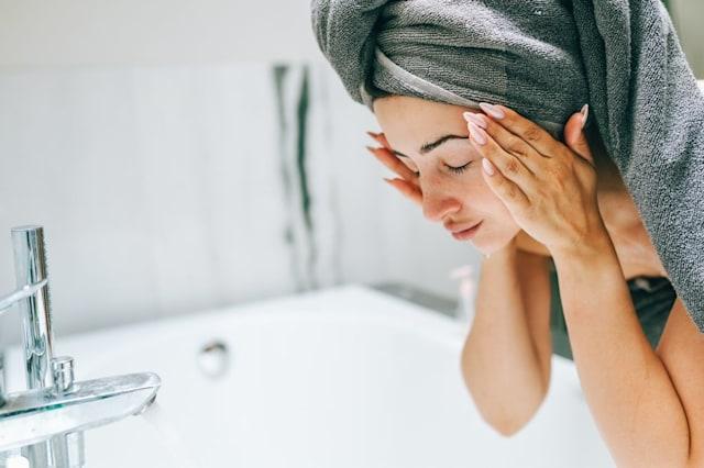 BS da liễu chia sẻ thói quen hằng ngày dễ làm mụn nổi nhiều hơn và cách để da sạch mụn, càng gần Tết chị em càng phải làm- Ảnh 4.