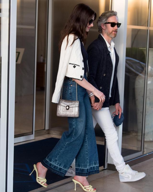 Anne Hathaway ở tuổi 44: Mặc quần jeans đẹp bất bại với 4 công thức- Ảnh 7.