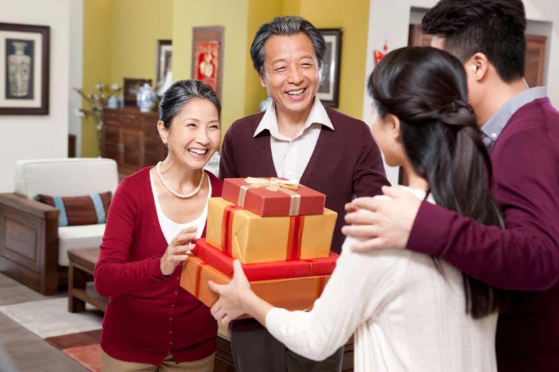 Sắm Tết "hàng ngoại" giá gốc biếu người nhà: Khi quà sức khỏe là ưu tiên hàng đầu của những người con thông thái- Ảnh 1.