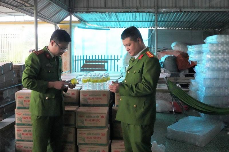 Giật mình hơn 60.000 lít giấm giả pha từ axit công nghiệp với nước lã: Sức khỏe người tiêu dùng bị đe dọa thế nào?- Ảnh 2.