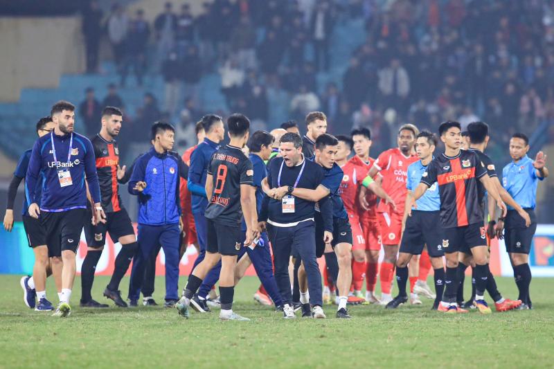 Phản ứng trọng tài, HLV Ninh Bình FC nhận án phạt nặng- Ảnh 1.