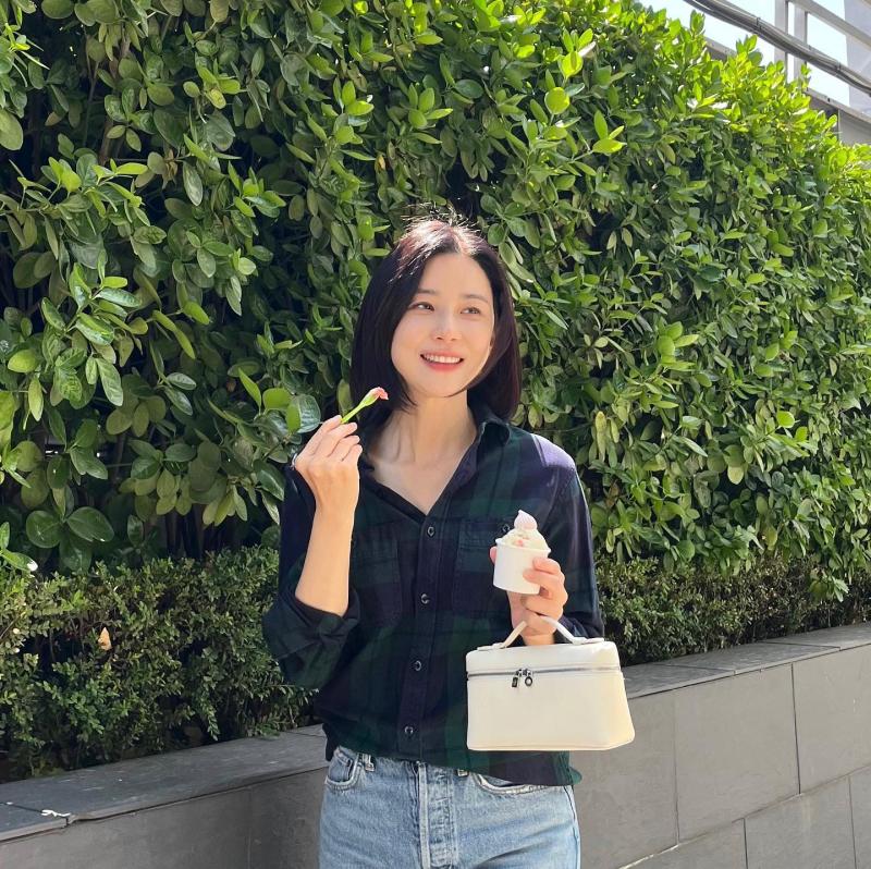 Đến khi 47 tuổi, tôi cũng muốn diện đồ đơn giản mà chuẩn thanh lịch như Lee Bo Young- Ảnh 8.