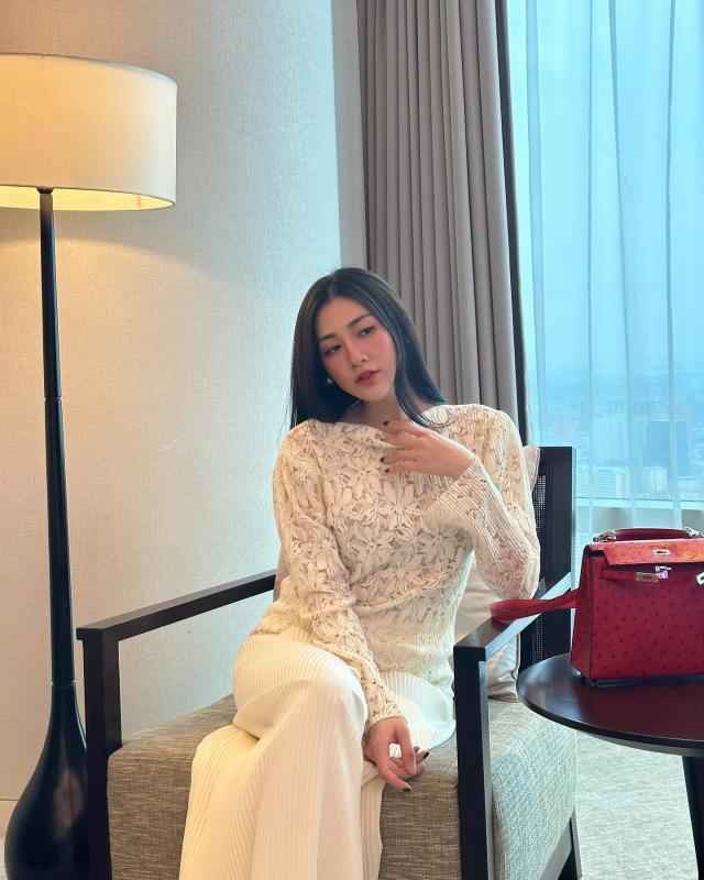 Nàng dâu hào môn có 4 cách mặc đồ trắng sang trọng mà chị em sẽ muốn học theo- Ảnh 9.