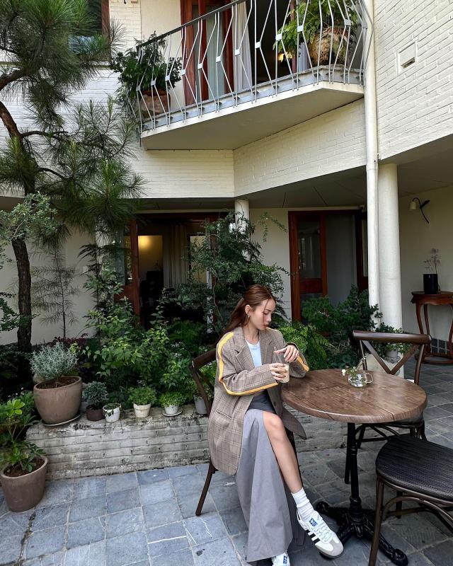 4 công thức trang phục màu trung tính dành cho phụ nữ ngoài 40 tuổi thích lên đồ đơn giản- Ảnh 2.