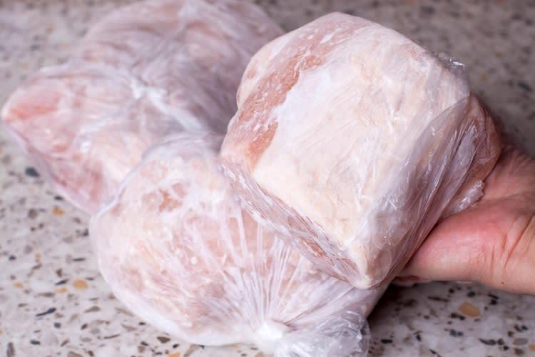 Thịt lợn để trong tủ lạnh quá thời gian này như "quái vật" gây hại, bác sĩ nói thẳng: Thấy 5 đặc điểm phải vứt ngay!- Ảnh 2.