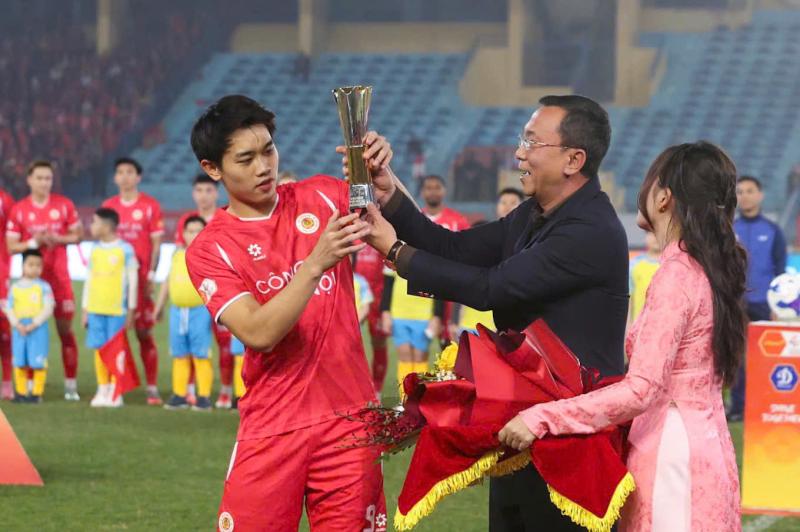 Vinh danh Đình Bắc: Vua phá lưới U23 châu Á chính thức nhận cúp tại Hàng Đẫy trước hàng nghìn khán giả- Ảnh 3.