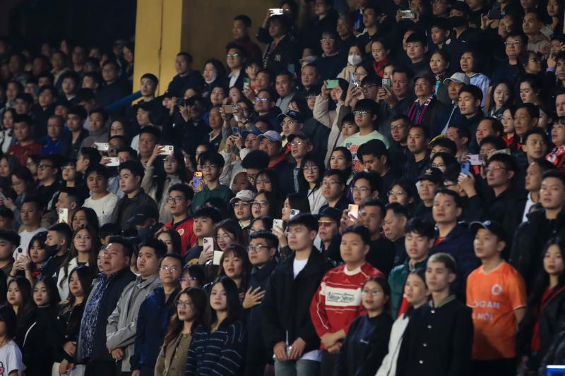 Vinh danh Đình Bắc: Vua phá lưới U23 châu Á chính thức nhận cúp tại Hàng Đẫy trước hàng nghìn khán giả- Ảnh 15.