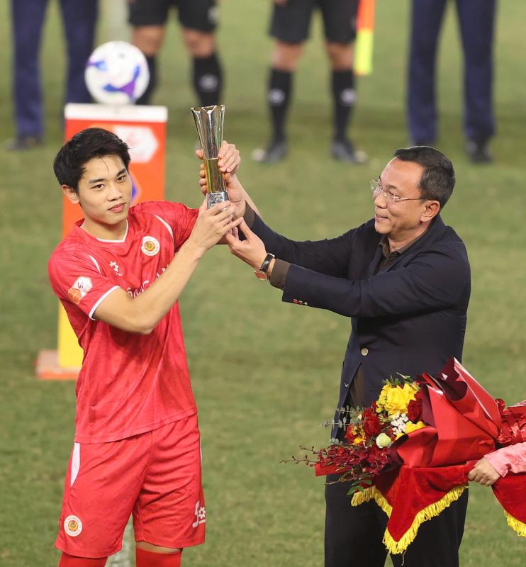 Vinh danh Đình Bắc: Vua phá lưới U23 châu Á chính thức nhận cúp tại Hàng Đẫy trước hàng nghìn khán giả- Ảnh 1.