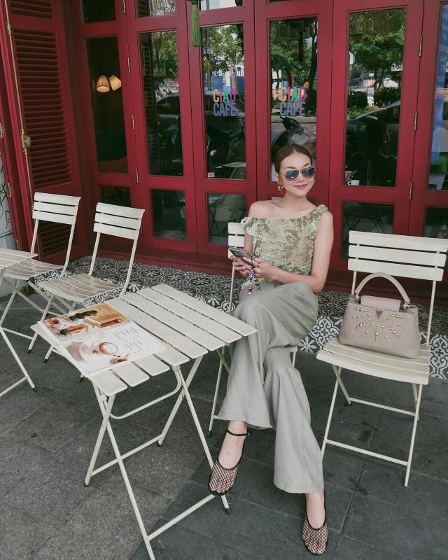 4 công thức trang phục màu trung tính dành cho phụ nữ ngoài 40 tuổi thích lên đồ đơn giản- Ảnh 5.
