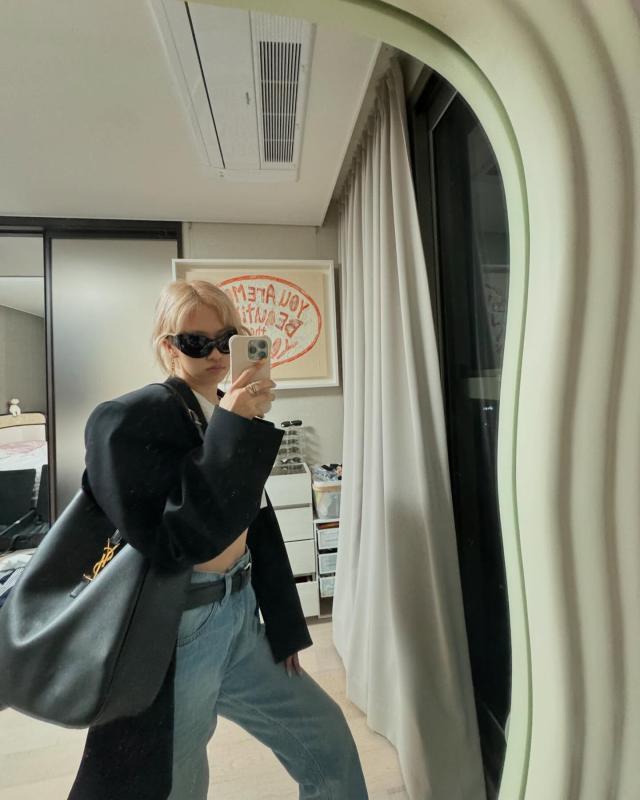 Hình mẫu mặc quần jeans đỉnh cao chính là Rosé: Phối đồ tối giản nhưng sang tới từng set- Ảnh 1.