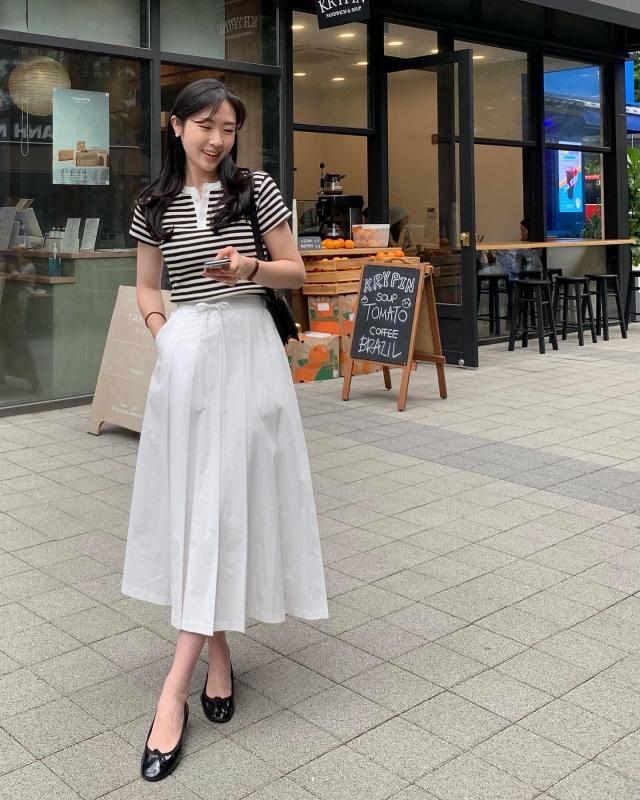 Trang phục màu trắng đang 