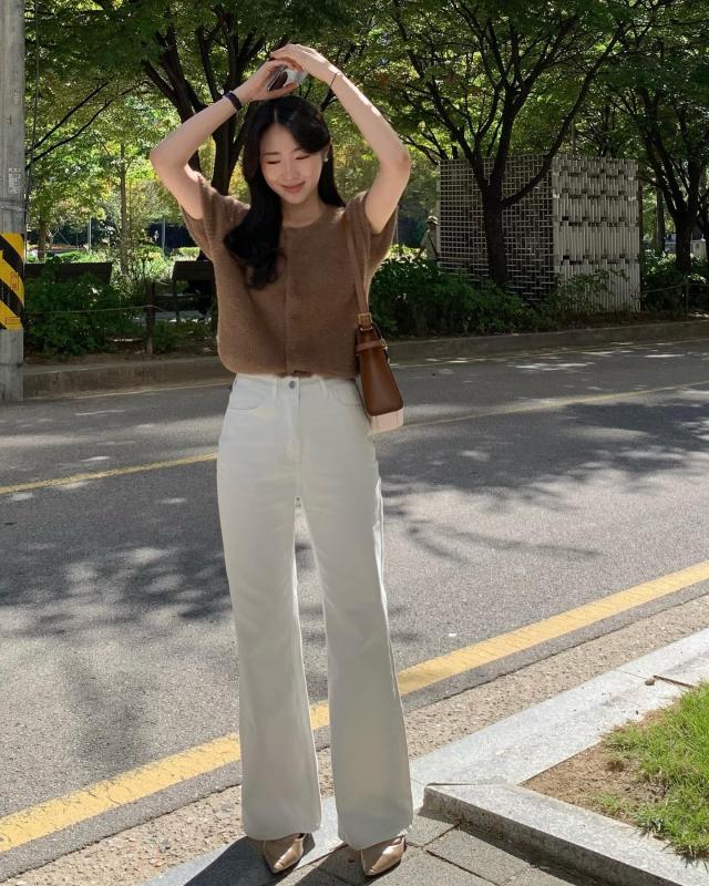 Quần jeans trắng đang hot trở lại và 4 cách mặc trẻ trung, đậm chất nữ tính- Ảnh 2.