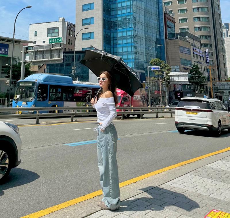 Một mỹ nhân Việt ngoài 40 tuổi mặc quần jeans cực xuất sắc, mix đồ đa dạng ngắm mãi không chán- Ảnh 11.