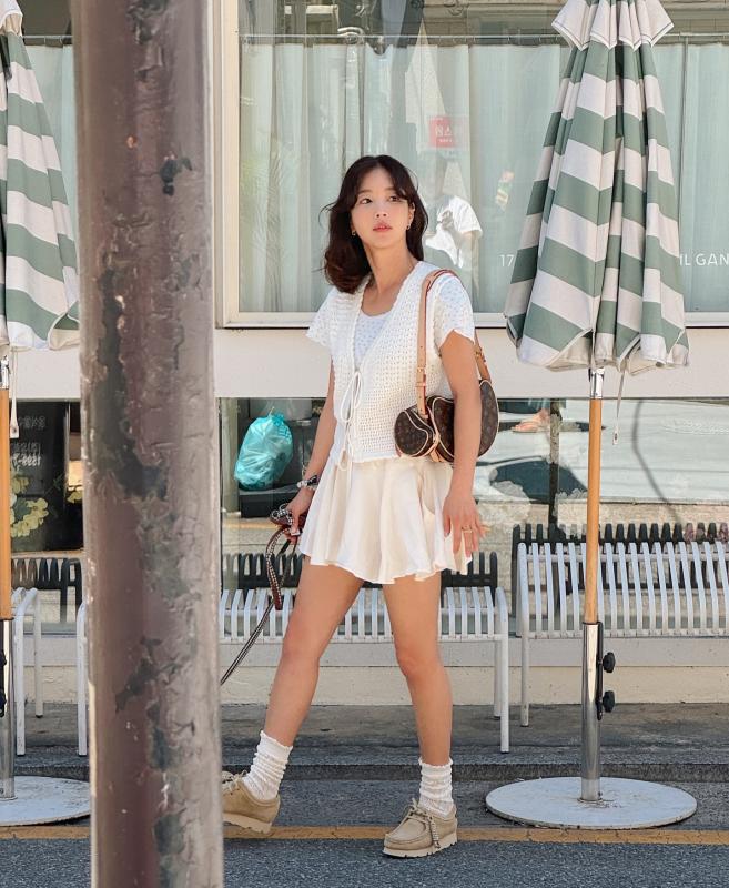5 cách mặc chân váy ngắn trẻ trung mà vẫn vô cùng tinh tế dành cho phụ nữ ngoài 40 tuổi- Ảnh 8.