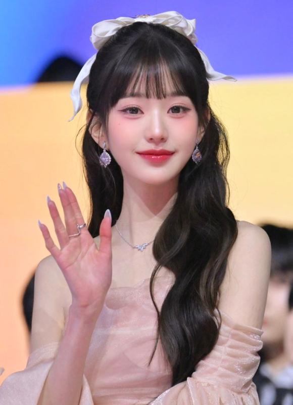 Gương mặt cứng đờ tới phát sợ của công chúa Kpop- Ảnh 3.