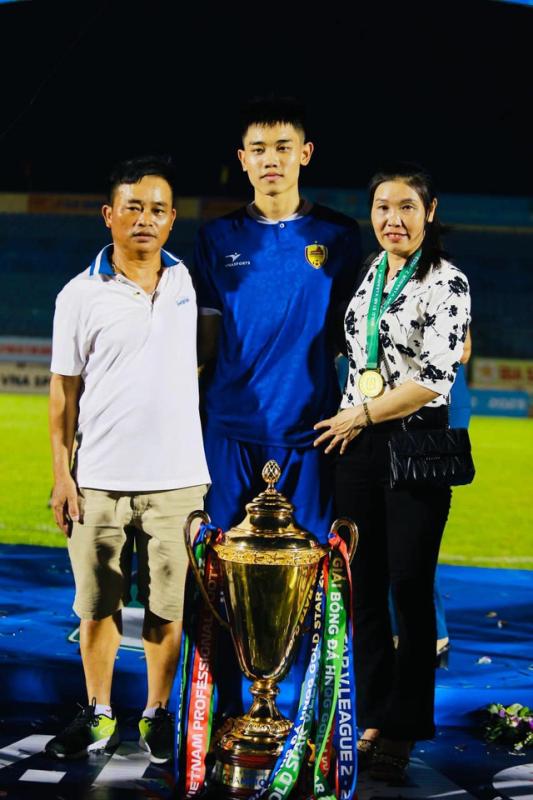 Hé lộ hình xăm ý nghĩa trên lưng Đình Bắc, đây là động lực giúp ngôi sao U23 Việt Nam vượt khó và toả sáng- Ảnh 3.