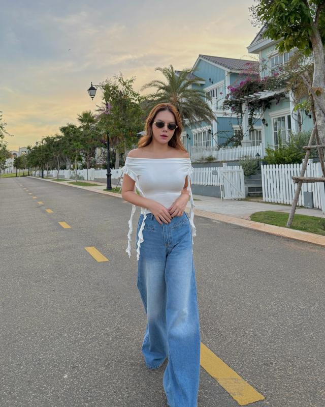 Một mỹ nhân Việt ngoài 40 tuổi mặc quần jeans cực xuất sắc, mix đồ đa dạng ngắm mãi không chán- Ảnh 10.