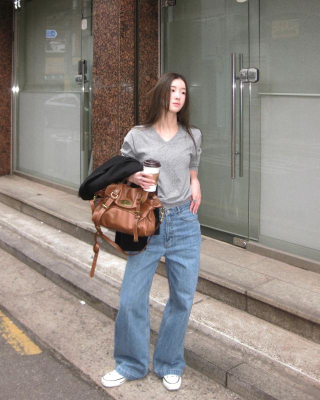 Nàng blogger mặc trang phục màu trung tính mỗi ngày, nhưng set nào cũng đẹp miễn chê- Ảnh 5. Nàng blogger mặc trang phục màu trung tính mỗi ngày, nhưng set nào cũng đẹp miễn chê- Ảnh 5.