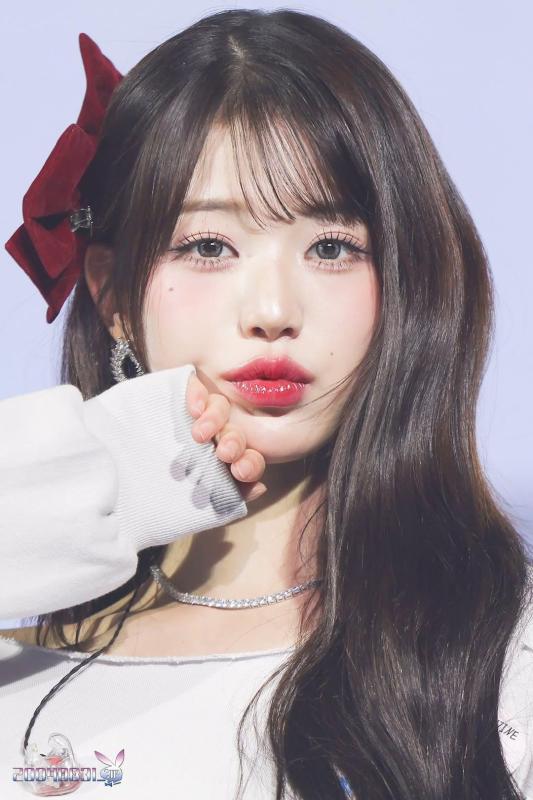 Gương mặt cứng đờ tới phát sợ của công chúa Kpop- Ảnh 4.