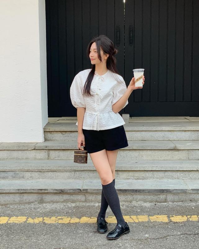 Sự trở lại của một mẫu áo công sở: Mặc lên sang chảnh cả set đồ, sang tới mùa thu mặc vẫn đẹp- Ảnh 2.