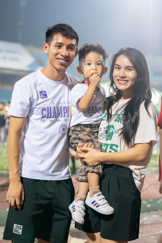"Vuýp" nhất đêm Giao thừa: Tuyển thủ Việt Nam khoe biệt thự chục tỷ mới tậu, quà tết là con gái mới chào đời- Ảnh 5.