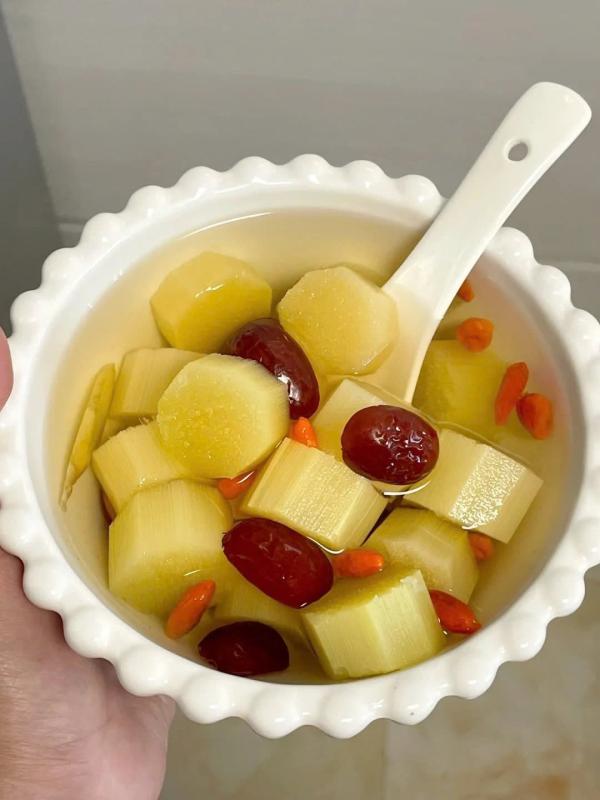 Phụ nữ ngoài 40 tuổi, đừng để phổi “khô”: 3 loại nước nên uống vào mùa xuân để ngừa ho, dưỡng ẩm và trẻ từ bên trong- Ảnh 2.