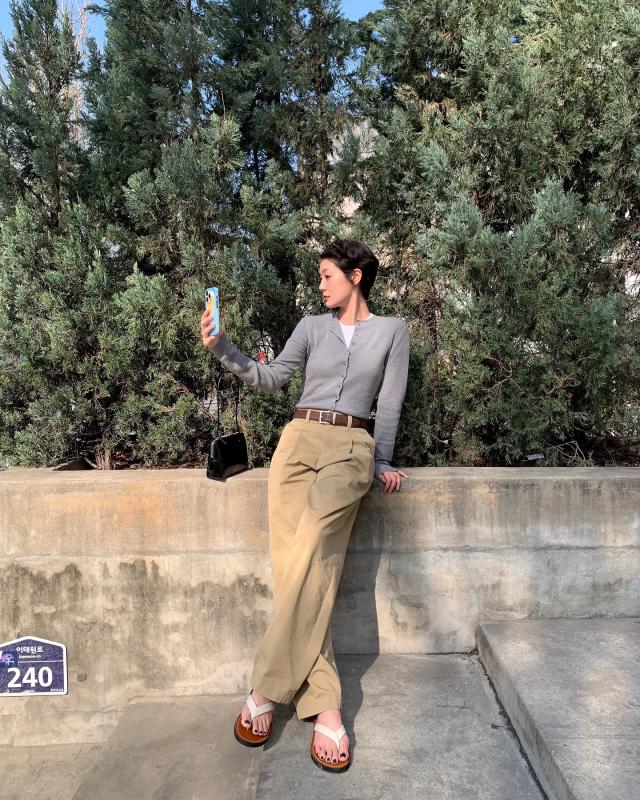 Style của chị em sẽ trẻ trung hẳn ra nhờ 5 công thức mặc quần sáng màu- Ảnh 10.