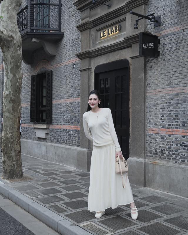 Nàng dâu hào môn có 4 cách mặc đồ trắng sang trọng mà chị em sẽ muốn học theo- Ảnh 3.