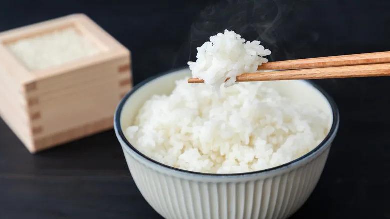 Không phải ai cũng biết: 1 thực phẩm để nguội trong tủ lạnh lại tốt cho đường huyết và tiêu hóa hơn lúc mới nấu- Ảnh 1.
