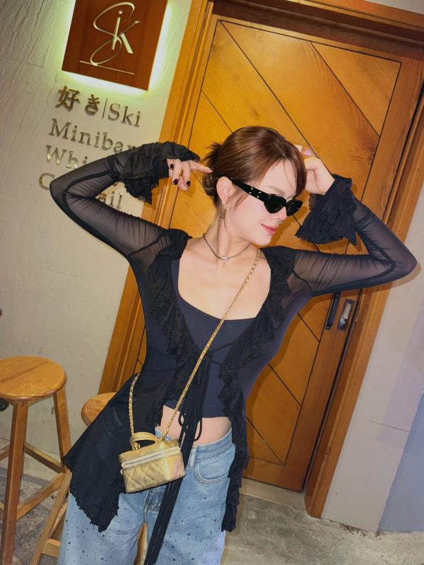Một mỹ nhân Việt ngoài 40 tuổi mặc quần jeans cực xuất sắc, mix đồ đa dạng ngắm mãi không chán- Ảnh 2.