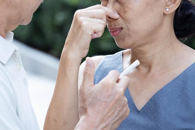 Chưa 30 tuổi đã bị đồng nghiệp bóng gió răng "có mùi người già": Nhiều người trẻ giật mình lo lắng Tết này không dám lại gần ai- Ảnh 2.