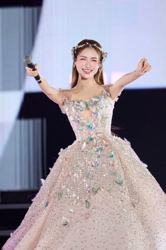 Hoà Minzy mở màn quá "bốc" và thực sự xuất hiện 1 đám cháy- Ảnh 5.