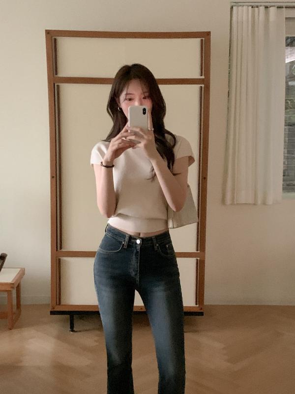 Không chỉ mỗi quần jeans mới hack tuổi, 4 item này cũng trẻ hóa phong cách cực tốt- Ảnh 2.