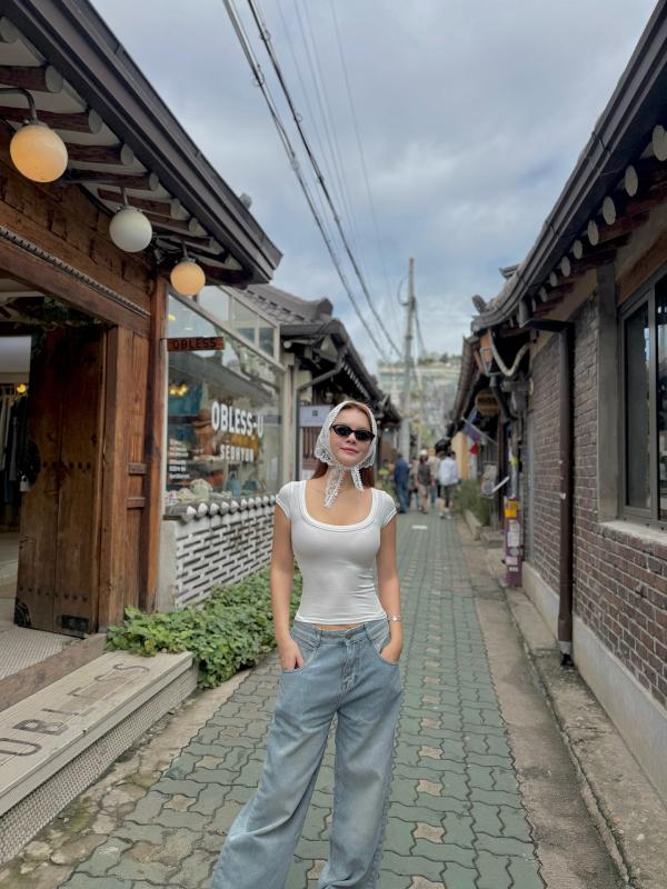 Một mỹ nhân Việt ngoài 40 tuổi mặc quần jeans cực xuất sắc, mix đồ đa dạng ngắm mãi không chán- Ảnh 7.