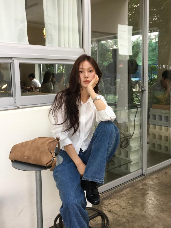 Không chỉ mỗi quần jeans mới hack tuổi, 4 item này cũng trẻ hóa phong cách cực tốt- Ảnh 3.