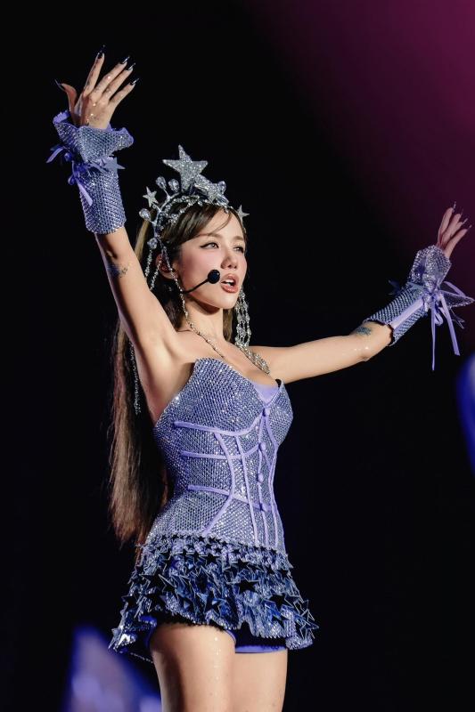 Bản hit âm thầm thắng lớn của “vợ quốc dân” Vbiz: Gây sốt concert chục ngàn người, ai nghe cũng được an ủi- Ảnh 5.