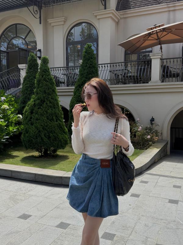 Nàng dâu hào môn có 4 cách mặc đồ trắng sang trọng mà chị em sẽ muốn học theo- Ảnh 2.