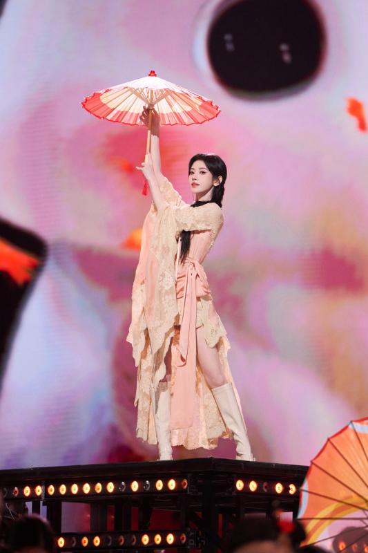 Mỹ nhân “sộp” nhất Tết 2026 đây rồi: Lì xì 750 triệu đồng cho fan, nhìn cát-xê hiểu ngay vấn đề- Ảnh 4.