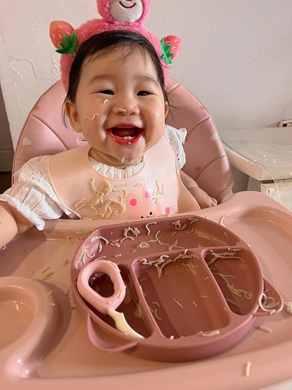 Mới 8 tháng tuổi mà bé gái này đã sở hữu căn bếp full màu hồng, hội mẹ bỉm xuýt xoa "công chúa trong truyện cổ tích cũng chỉ đến thế là cùng"- Ảnh 1.