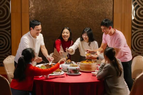 Phía sau mâm cỗ đủ đầy ngày Tết là những lo lắng không nói thành lời- Ảnh 2.