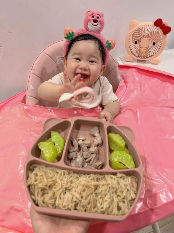 Mới 8 tháng tuổi mà bé gái này đã sở hữu căn bếp full màu hồng, hội mẹ bỉm xuýt xoa "công chúa trong truyện cổ tích cũng chỉ đến thế là cùng"- Ảnh 2.