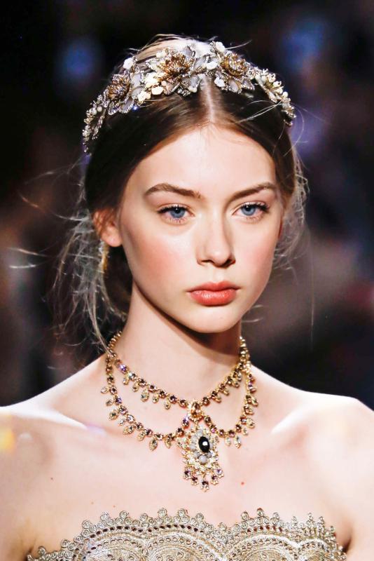 "Cục vàng" của Chanel là nữ thần phương Bắc có đôi mắt xanh rực rỡ, nhìn vào chỉ sợ bị thôi miên- Ảnh 1.