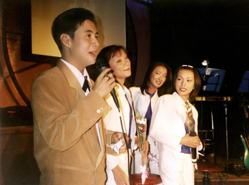 Nam ca sĩ Vbiz chạy 12 show/ngày mua được 4 cây vàng, sống trong biệt thự giá "2000 cây vàng"- Ảnh 1.