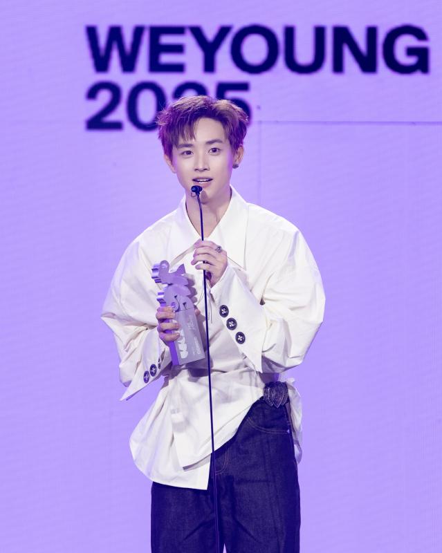 Đề cử đầu tiên đạt 1 triệu vote của WeChoice Awards 2025: Tân binh Vbiz sống "6 cuộc đời", đắt show ngang ngửa sao hạng A- Ảnh 7.