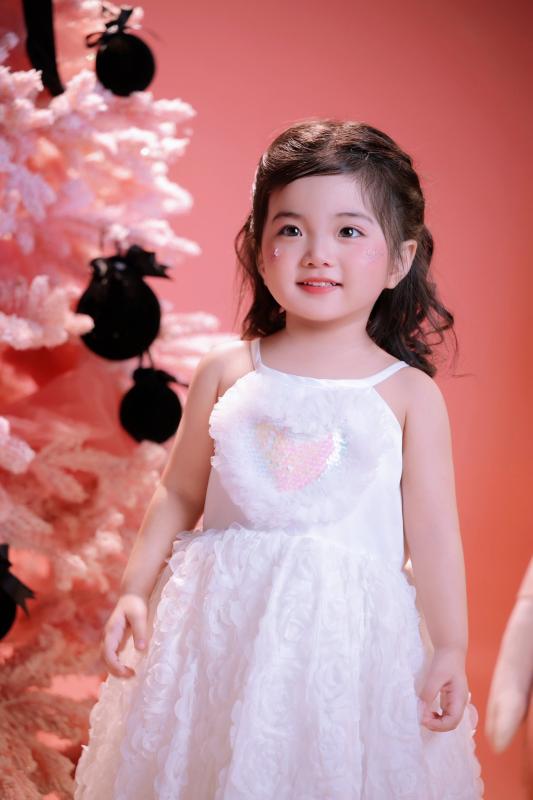Không thể rời mắt khỏi Lisa nhà Khánh Thi-Phan Hiển lần đầu diễn sân khấu, xinh yêu quá mức, khí chất chuẩn 