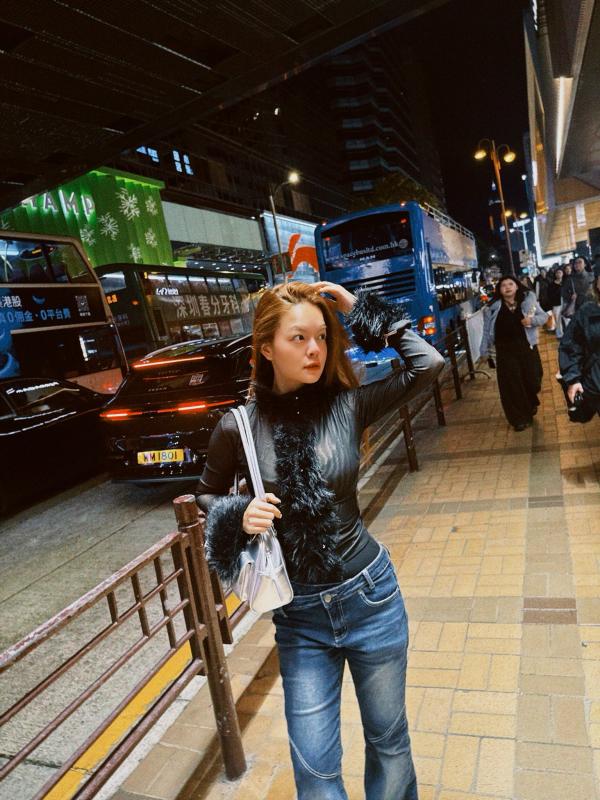 Một mỹ nhân Việt ngoài 40 tuổi mặc quần jeans cực xuất sắc, mix đồ đa dạng ngắm mãi không chán- Ảnh 3.